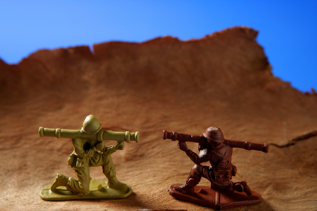 Пластиковый игрушечный солдат над деревянной горой
 - Фото, изображение