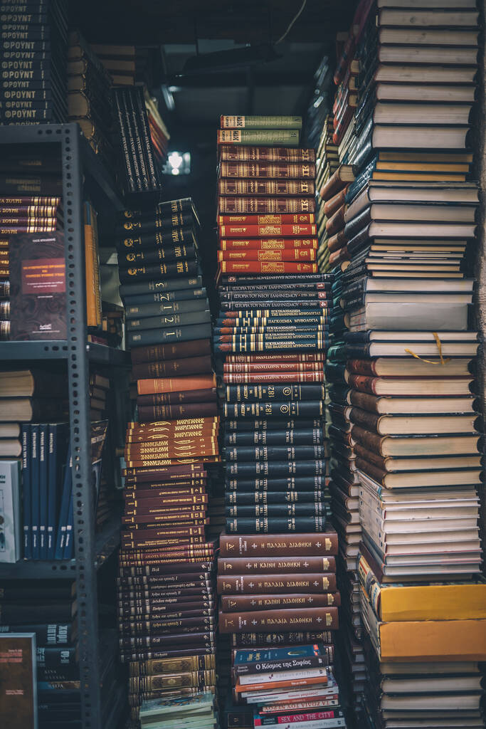 Montón de libros en la biblioteca - Foto, Imagen
