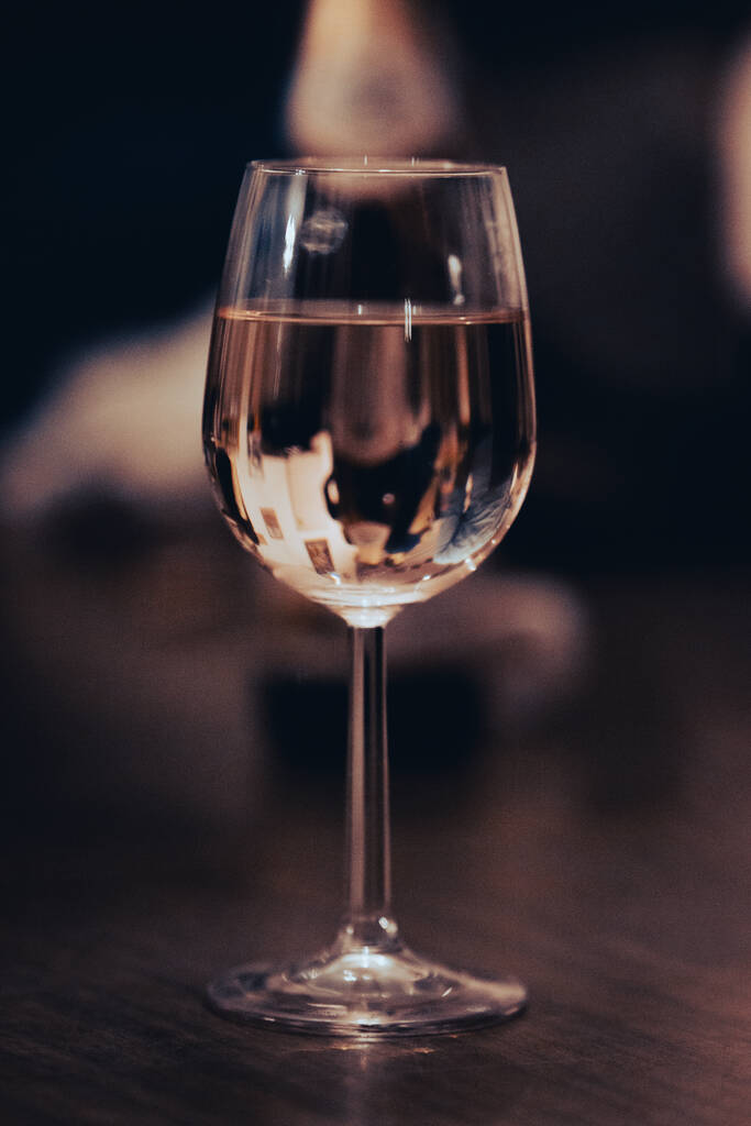 ποτήρι κρασί σε ξύλινο τραπέζι - Φωτογραφία, εικόνα