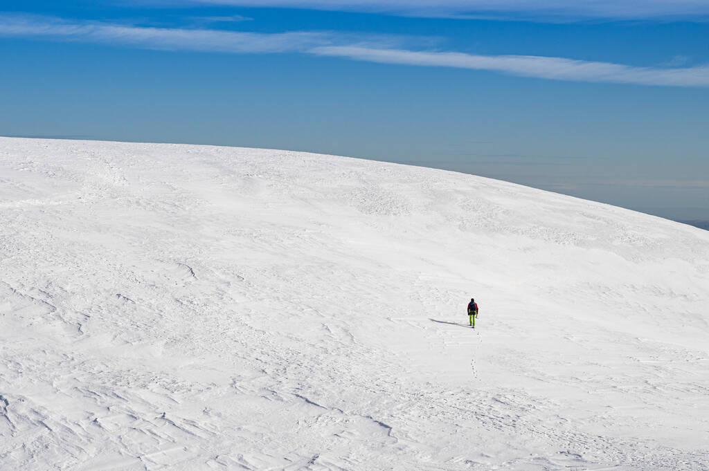 muž v lyžařském obleku s batohem na pozadí hor. - Fotografie, Obrázek