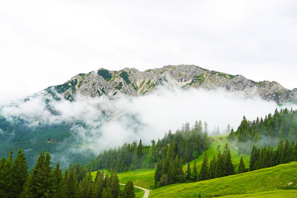 Dağları ve bulutları olan güzel bir manzara - Fotoğraf, Görsel