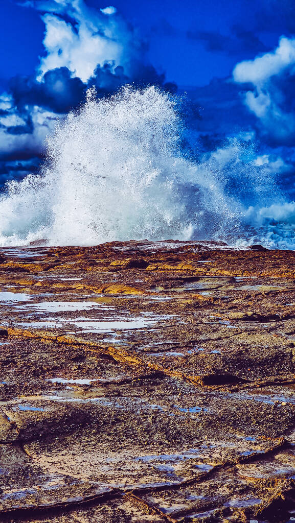 golven crashen op het strand - Foto, afbeelding
