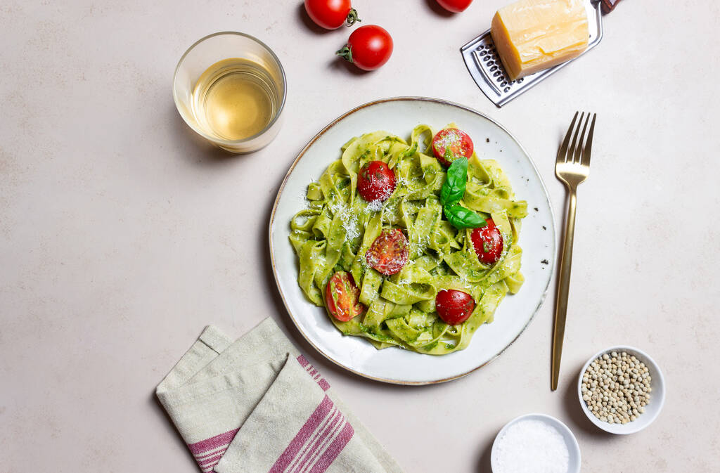 Pesto soslu makarna, domates ve peynir. Sağlıklı beslenme. Vejetaryen yemeği. İtalyan mutfağı - Fotoğraf, Görsel