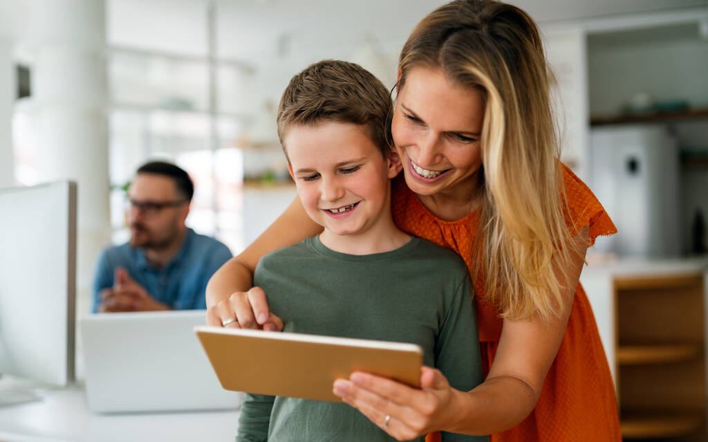 Az anya és a gyermek portréja, amint digitális táblagépet használnak az e-tanuláshoz. Oktatás otthon iskola digitális eszköz gyerek koncepció. - Fotó, kép