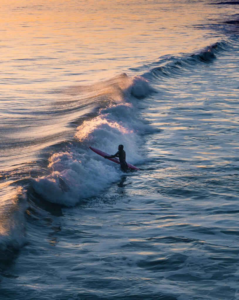 widok na surfera w morzu - Zdjęcie, obraz