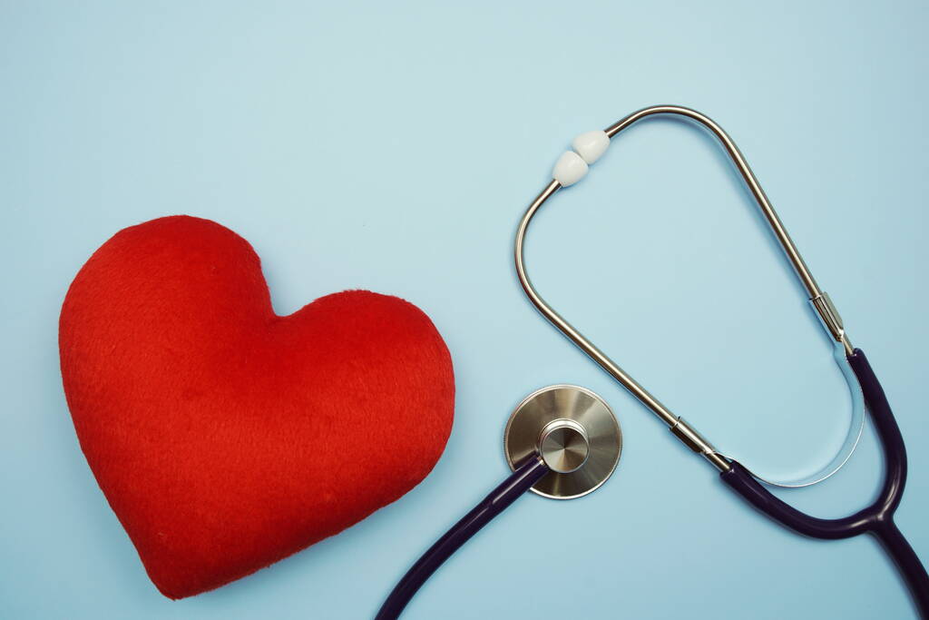 Sydän ja stetoskooppi kanssa tilaa kopio sinisellä taustalla - Valokuva, kuva