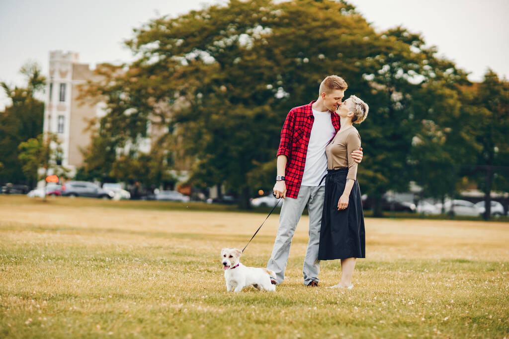 シカゴ公園の犬と幸せなカップル - 写真・画像