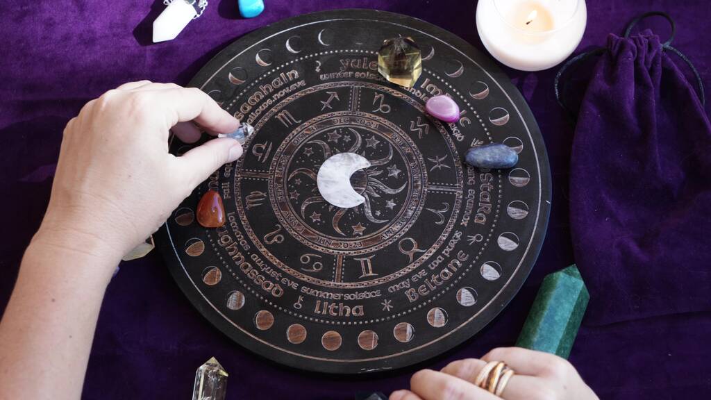 Draufsicht auf Astrologenhände - Foto, Bild