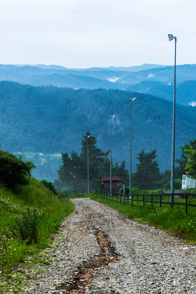 La carretera forestal que une la ciudad de Piatra Neamt con la montaña Pietricica. - Foto, imagen