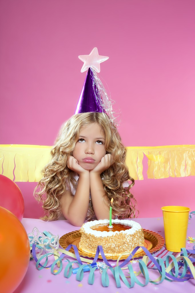 μικρό πάρτι γενεθλίων ξανθιά κοπέλα βαρεθεί με κερί κέικ - Φωτογραφία, εικόνα