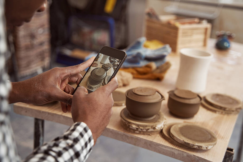 Artista della ceramica fotografare vasi di argilla sul tavolo - Foto, immagini