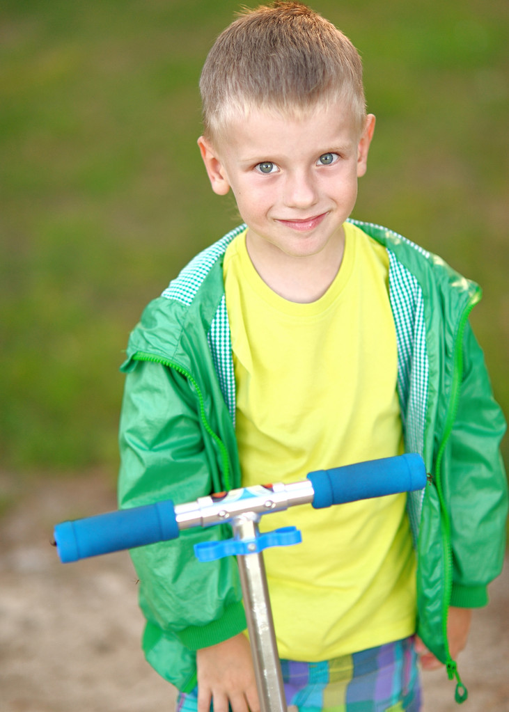 Portret ładny mały chłopiec w lecie  - Zdjęcie, obraz