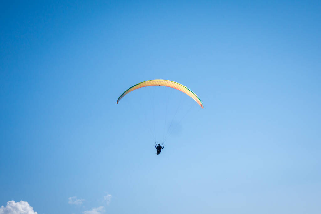 Πτήση αλεξίπτωτου πλαγιάς στα βουνά. Le Grand-Bornand, Haute-Savoie, Γαλλία - Φωτογραφία, εικόνα