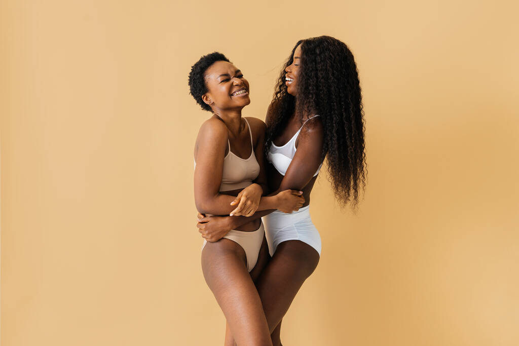 Portrait de beauté de belles femmes noires portant des sous-vêtements de lingerie - Jolies jeunes femmes africaines posant en studio, concepts de beauté, de cosmétologie et de diversité - Photo, image