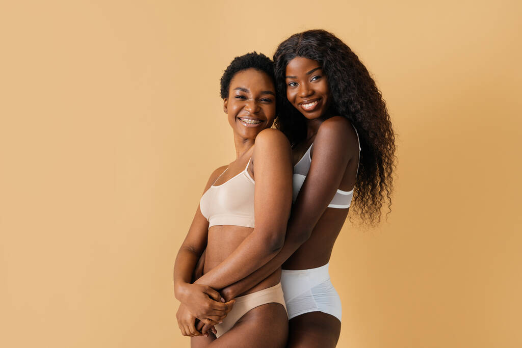 Retrato de belleza de hermosas mujeres negras con ropa interior de lencería - Mujeres jóvenes bastante africanas posando en el estudio, conceptos sobre belleza, cosmetología y diversidad - Foto, imagen