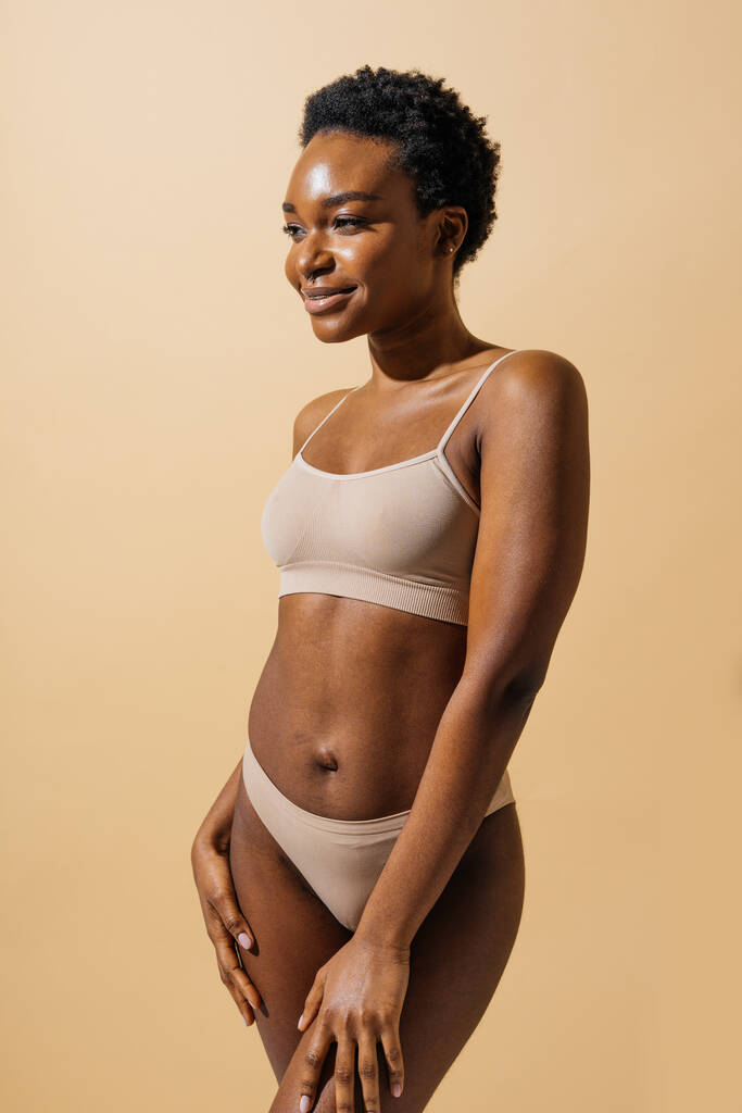 Retrato de belleza de una hermosa mujer negra usando ropa interior - Mujer joven africana bastante posando en el estudio, conceptos sobre belleza, cosmetología y diversidad - Foto, Imagen