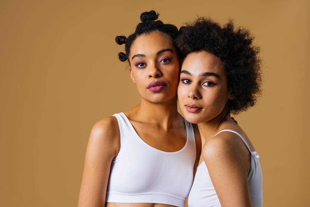 Schoonheidsportret van mooie zwarte vrouwen in lingerie ondergoed - Mooie Afrikaanse jonge vrouwen poseren in studio, concepten over schoonheid, kosmetologie en diversiteit - Foto, afbeelding