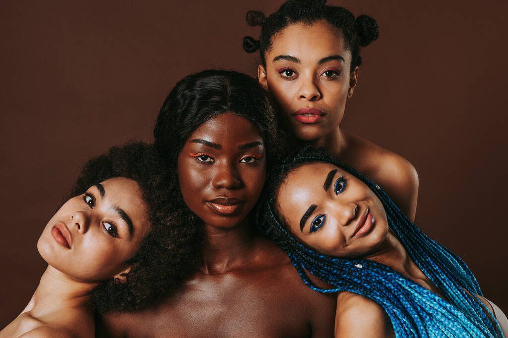 Красивый портрет красивых чернокожих женщин в нижнем белье - Pretty African молодых женщин, позирующих в студии, понятия о красоте, косметологии и разнообразии - Фото, изображение