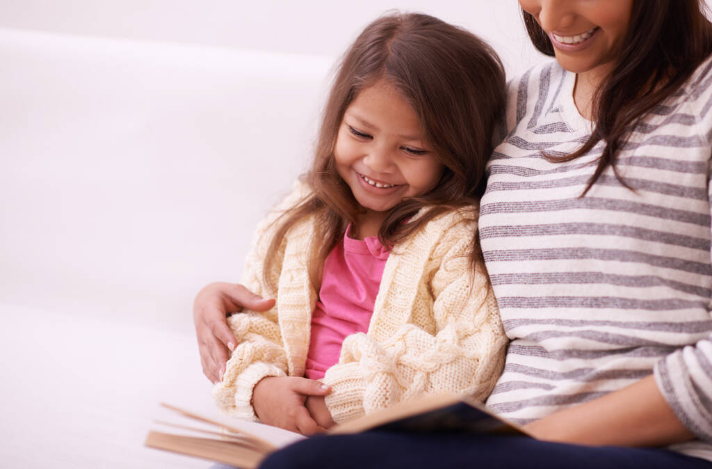 Ela adora contos de fadas. Tiro recortado de uma jovem mãe lendo para sua filha em casa. - Foto, Imagem