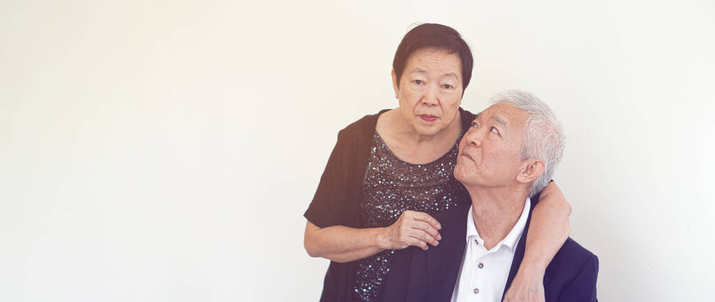 Asiatico anziano coppia felice affari proprietario abbraccio ogni altro sorriso - Foto, immagini