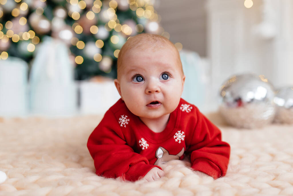 Egy kisgyerek egy gyönyörű karácsonyi jelmezben. - Fotó, kép