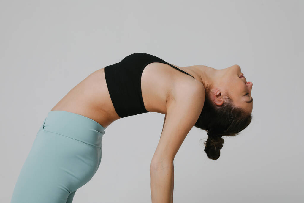 Foto di una donna che pratica asana yoga in studio. Calma e relax.  - Foto, immagini