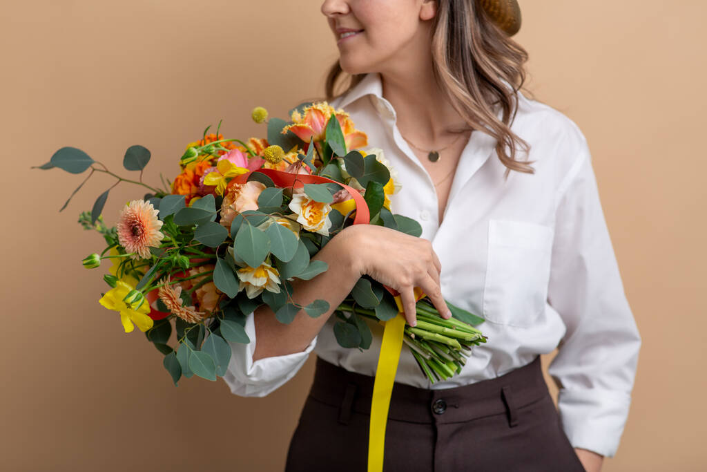 gros plan de femme coûteuse avec un bouquet de fleurs - Photo, image