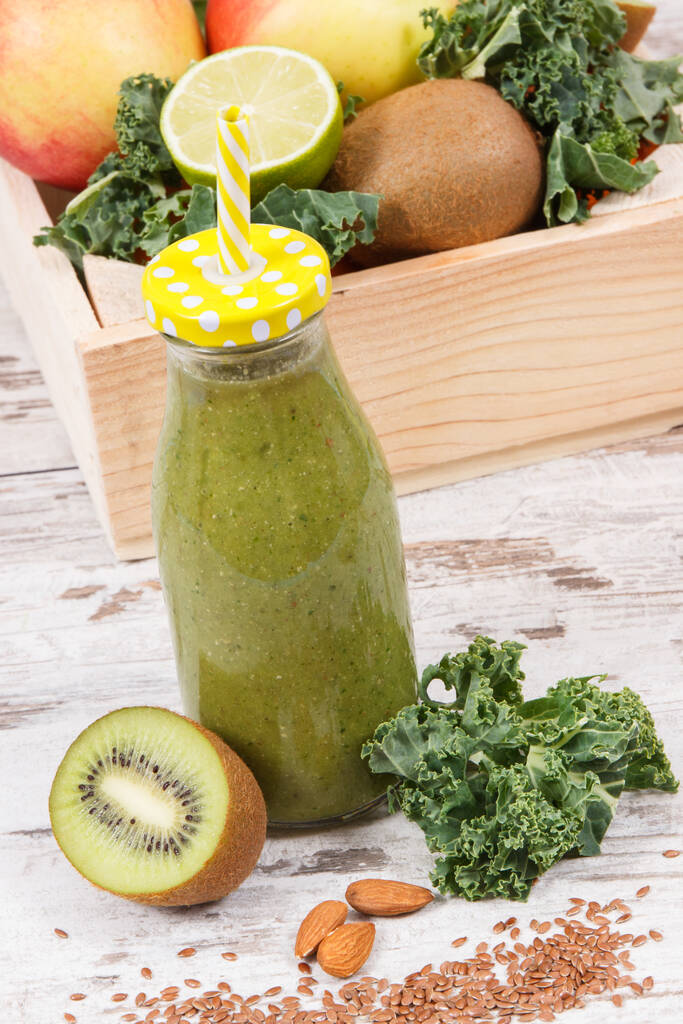 Здоровый зеленый смузи из фруктов и овощей в качестве источника натуральных витаминов. Концепция похудения и питательного десерта - Фото, изображение