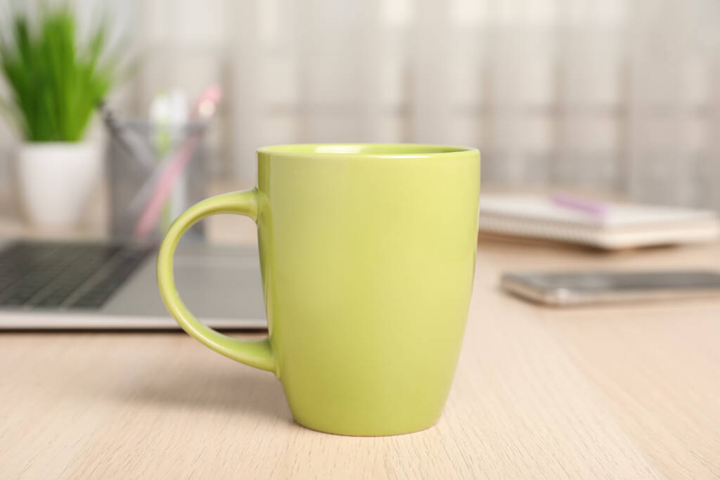 Ofisteki ahşap masada bir bardak sıcak içki. Kahve molası - Fotoğraf, Görsel