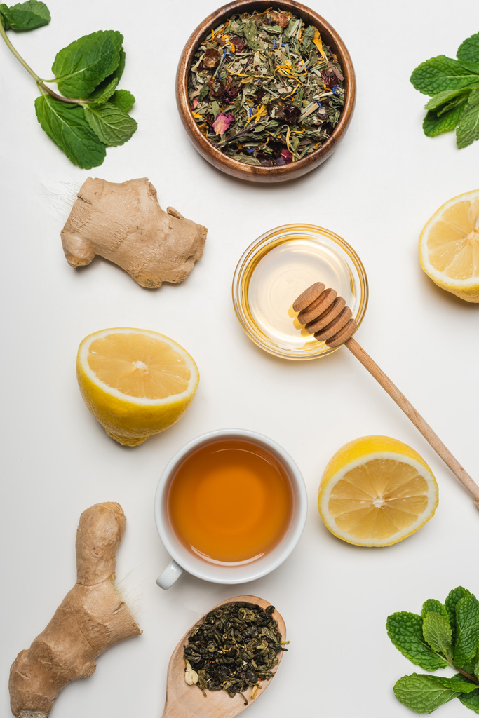 Vista superior de la miel, taza de té y menta sobre fondo blanco  - Foto, Imagen