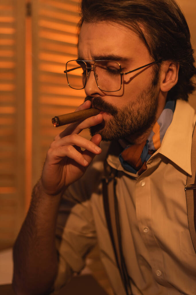 retrato de homem com bigode e óculos fumando charuto  - Foto, Imagem