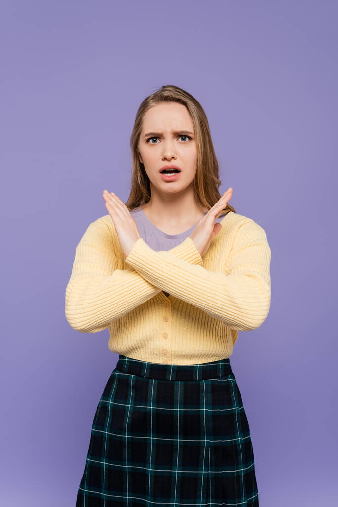 geschokte jonge vrouw tonen geen gebaar geïsoleerd op paars  - Foto, afbeelding