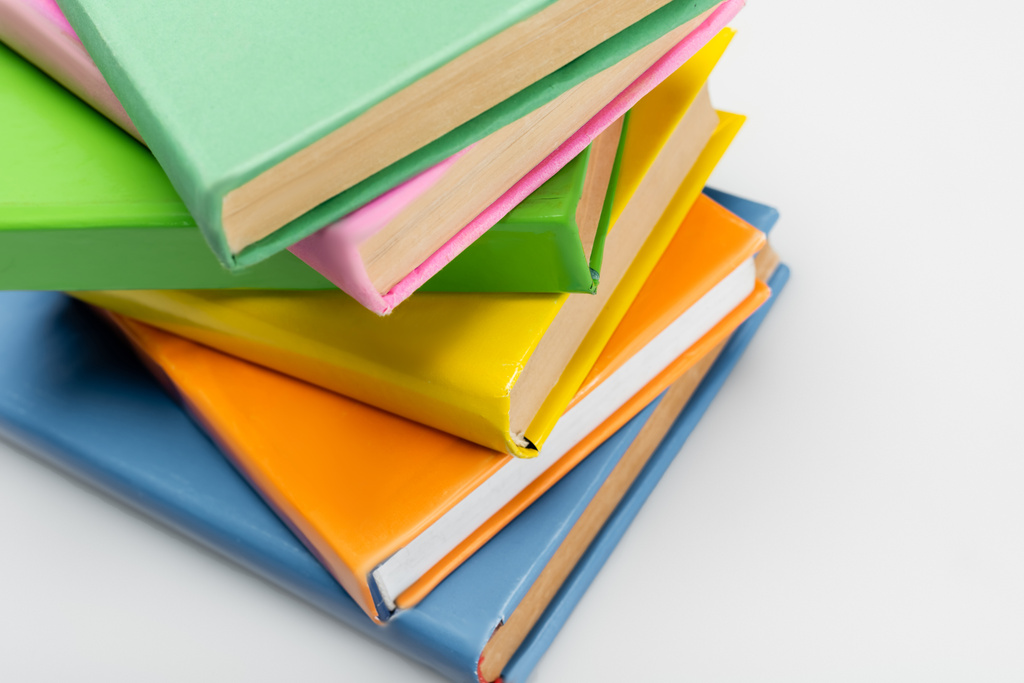  pila di libri con copertine multicolori su sfondo grigio - Foto, immagini