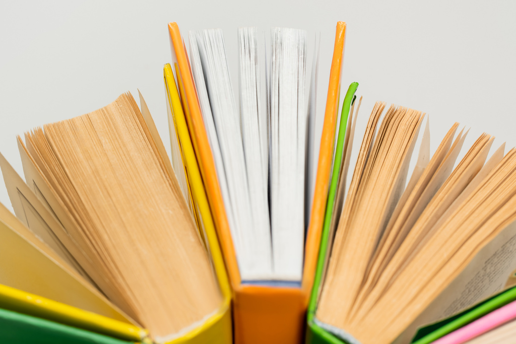 close up των βιβλίων με πολύχρωμα εξώφυλλα απομονώνονται σε γκρι, top view - Φωτογραφία, εικόνα