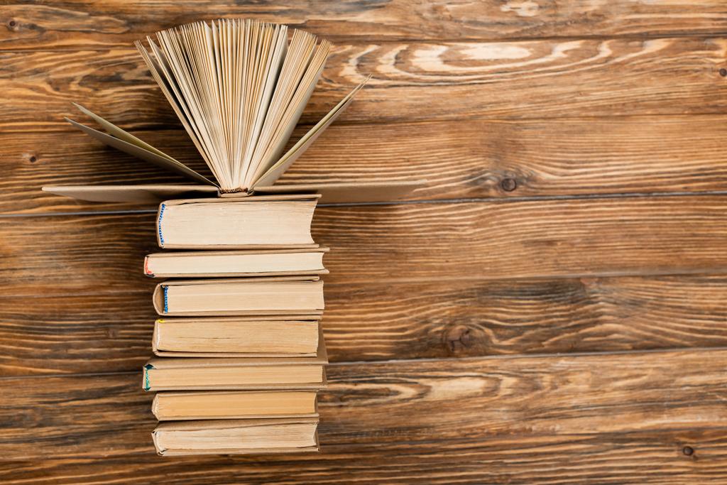 vue de dessus des livres sur la surface en bois texturé avec espace de copie - Photo, image