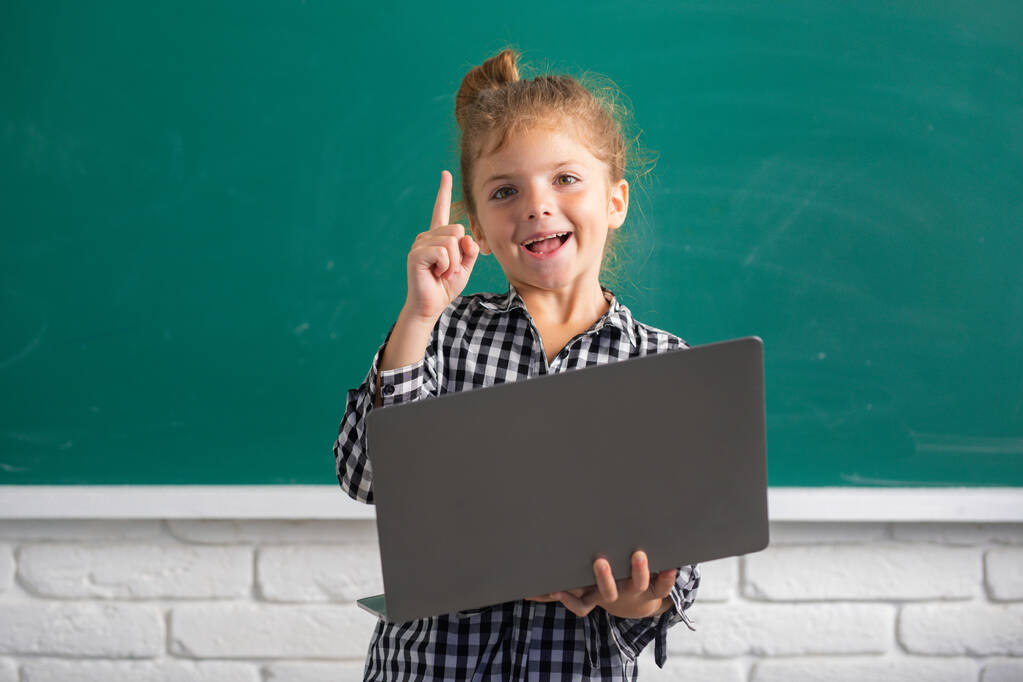 Iskolás lány tanítás közben matekot tanul online órán, online oktatásban. - Fotó, kép