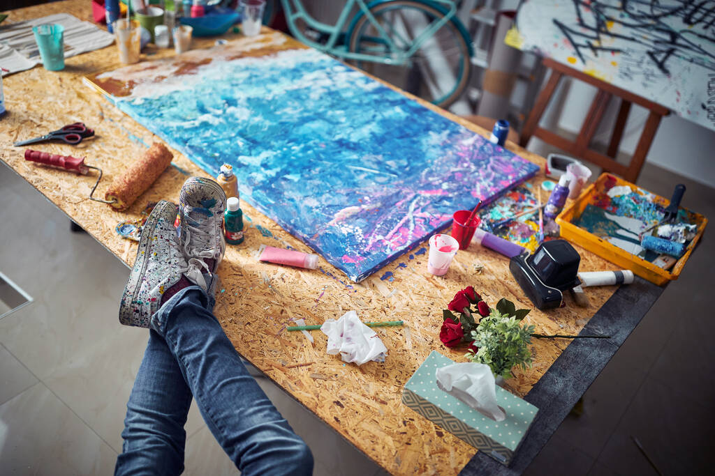artista pies sucio con pintura multicolor en estudio. - Foto, imagen