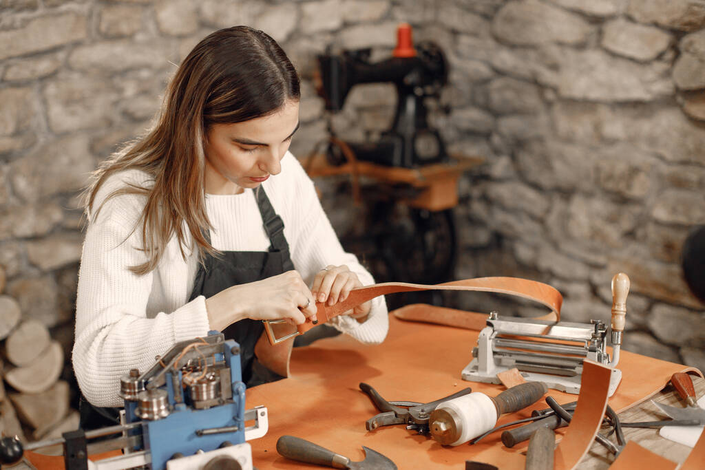 Žena kožený řemeslník pracující na opasku - Fotografie, Obrázek