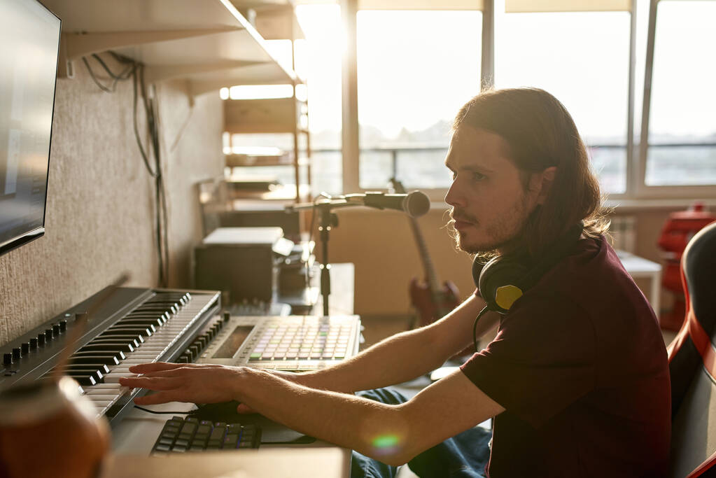 Mies muusikko tallennus musiikkia tietokoneen app - Valokuva, kuva