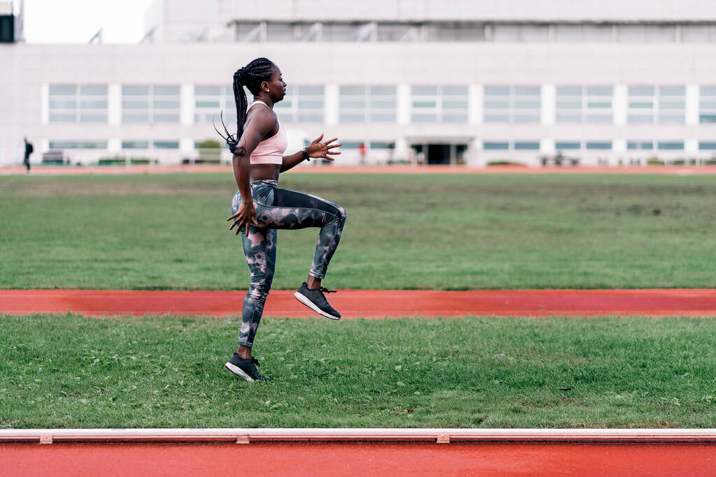 Atleta joven afroamericano calentando - Foto, imagen
