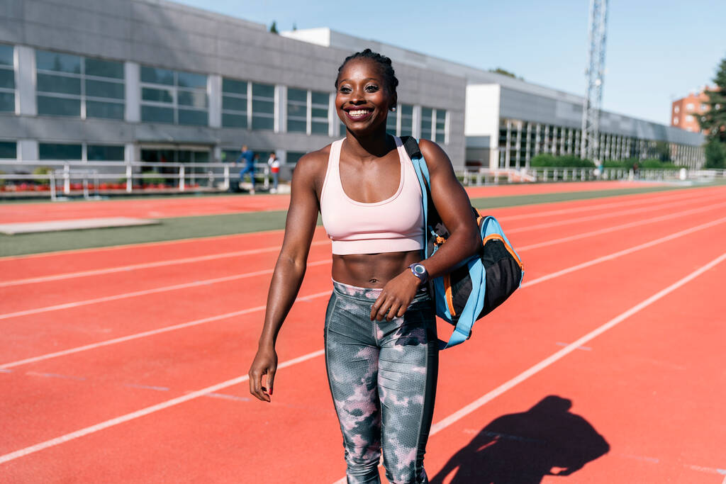 Atleta sprinter caminar con bolsa de entrenamiento - Foto, imagen