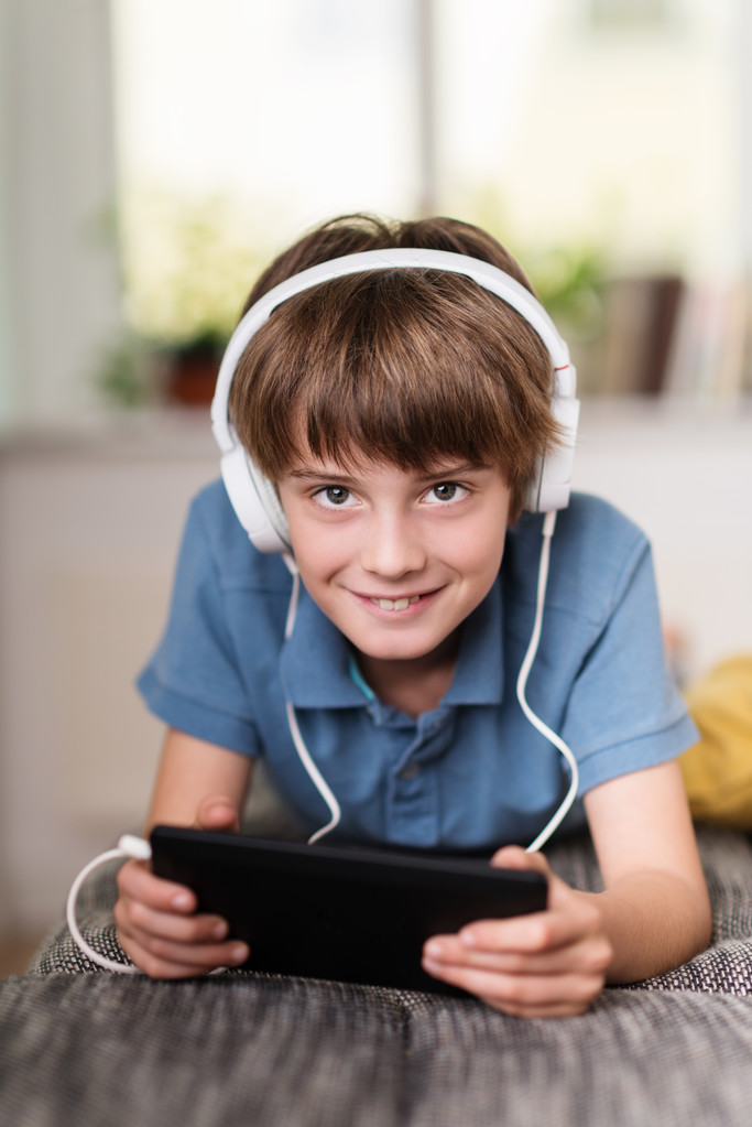 μικρό αγόρι, ακούγοντας μουσική - Φωτογραφία, εικόνα