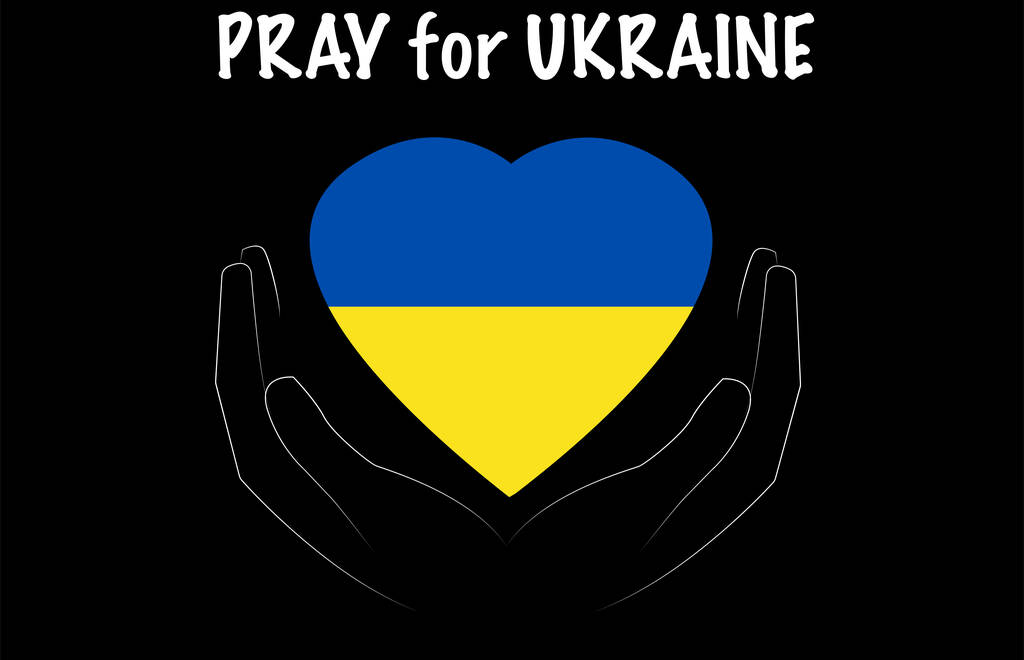 illustrazione della bandiera ucraina vicino alle mani e pregare per l'iscrizione ucraina isolata su nero  - Vettoriali, immagini