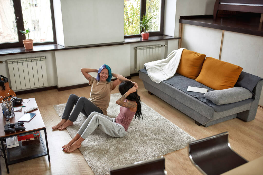 Fröhliche Mädchen knirschen im Wohnzimmer - Foto, Bild