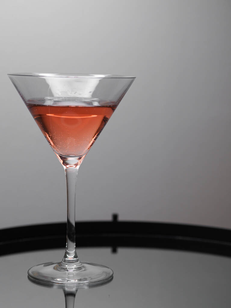 Glas Martini mit Eiswürfeln auf schwarzem Hintergrund - Foto, Bild