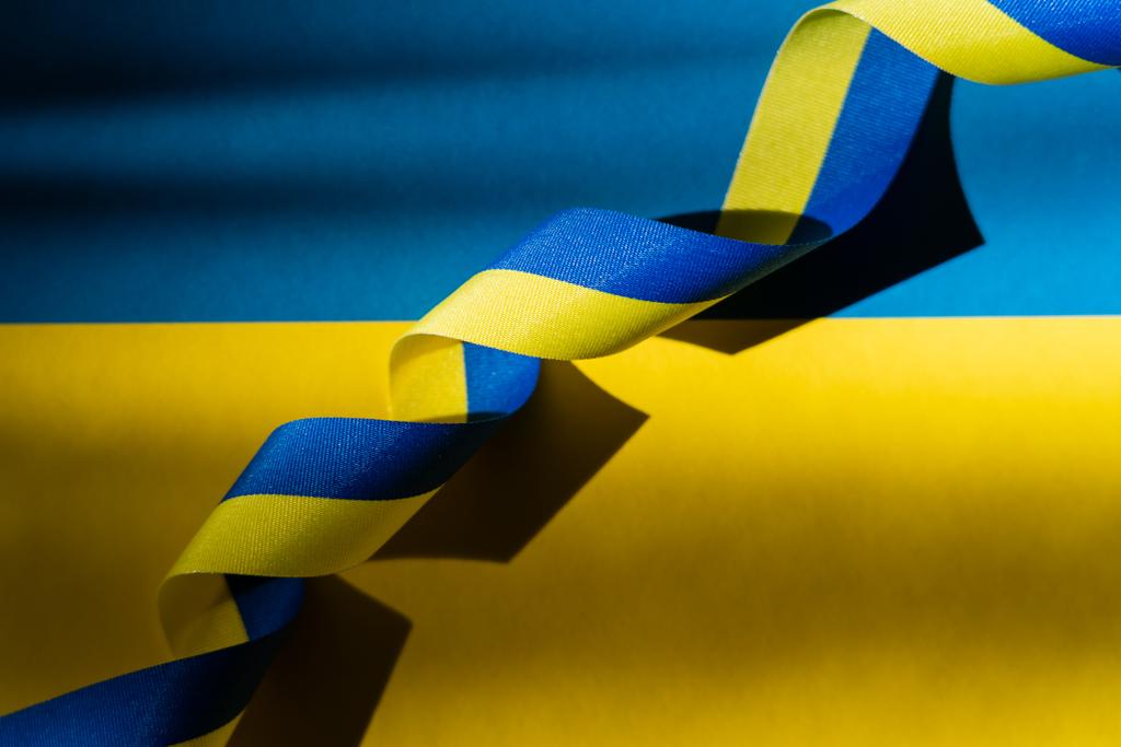 Bovenaanzicht van blauw en geel lint op Oekraïense vlag  - Foto, afbeelding