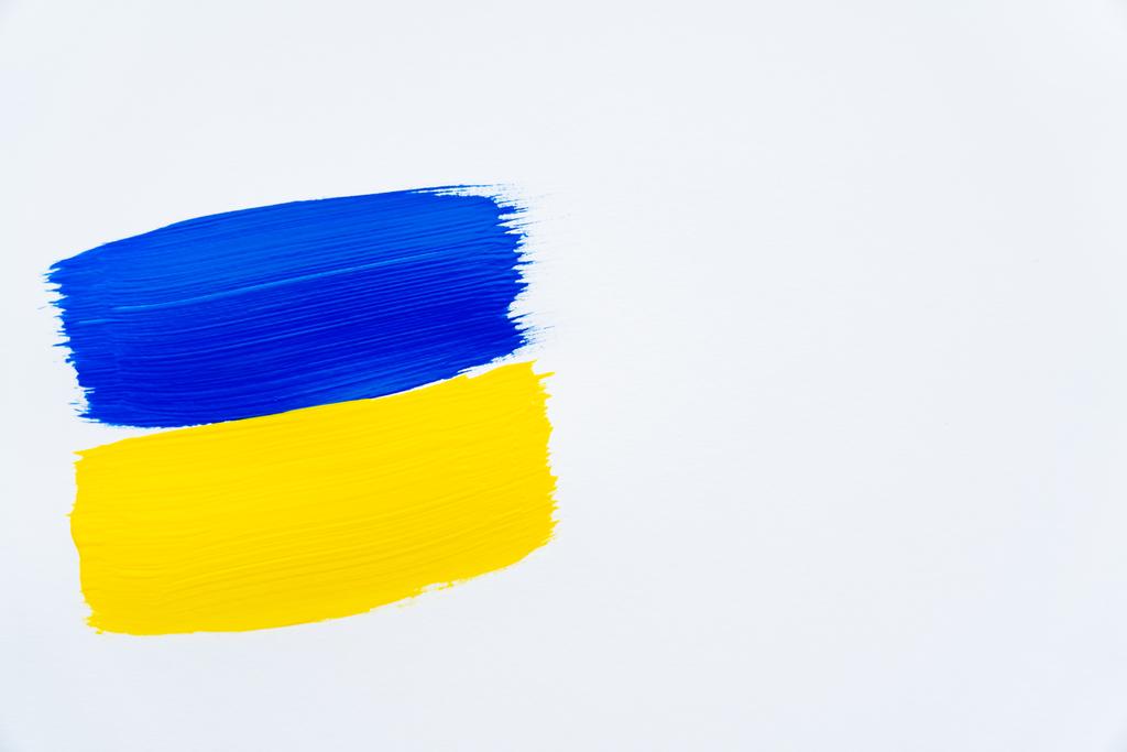 Верхній вигляд розписаного українського прапора на білому тлі.  - Фото, зображення