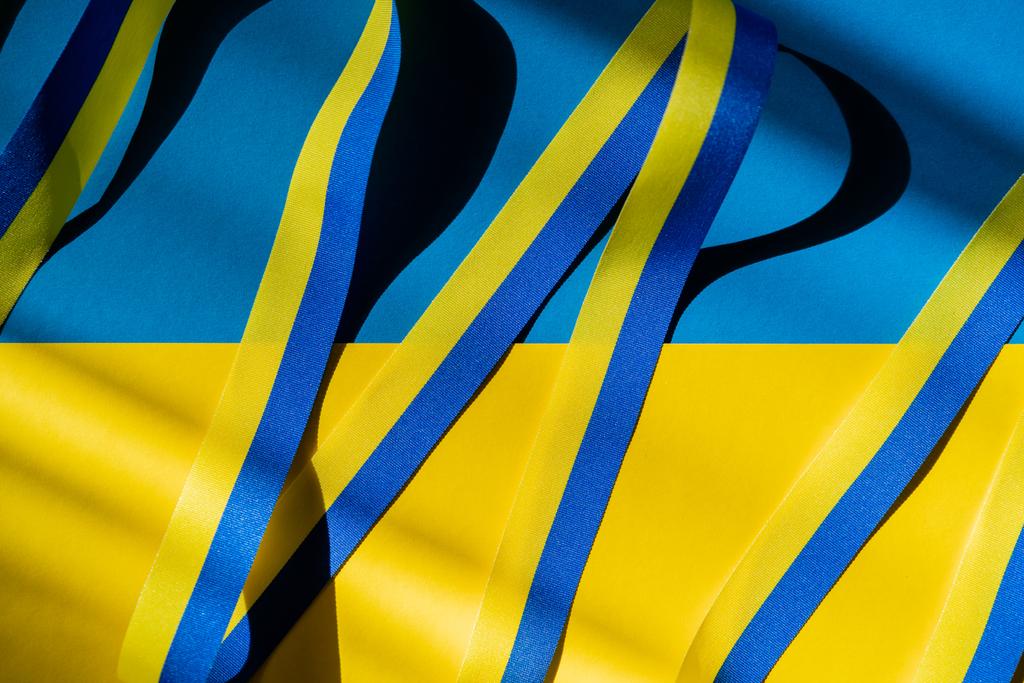 ウクライナの旗に影のある青と黄色のリボンのトップビュー - 写真・画像