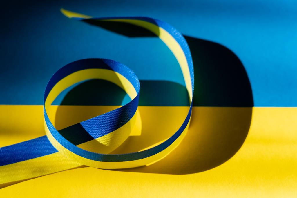 Γκρο πλαν άποψη του μπλε και κίτρινη κορδέλα με σκιά στην ουκρανική σημαία - Φωτογραφία, εικόνα