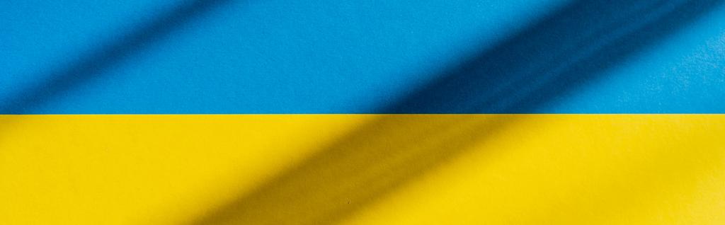 Pohled shora na ukrajinskou vlajku se stínem, prapor  - Fotografie, Obrázek